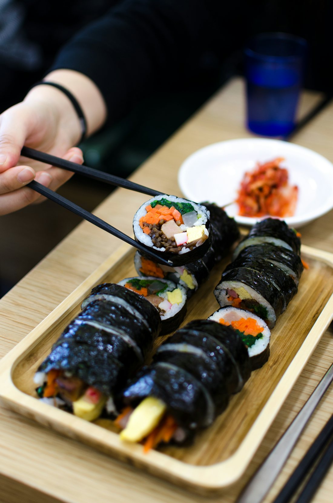 젓가락으로 집은 김밥 한 조각