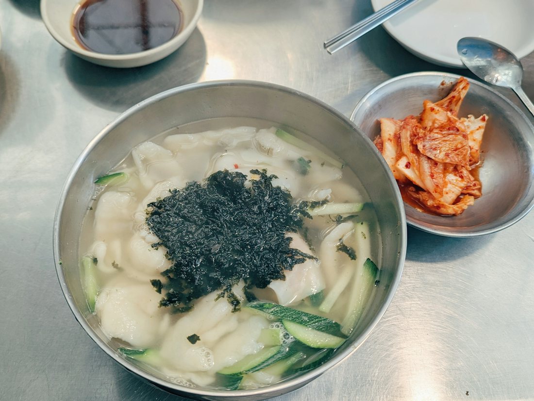 김가루를 올린 칼국수 한 그릇과 김치