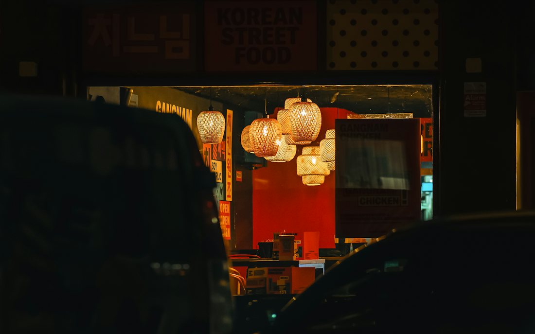 불이 켜진 저녁의 가게 앞