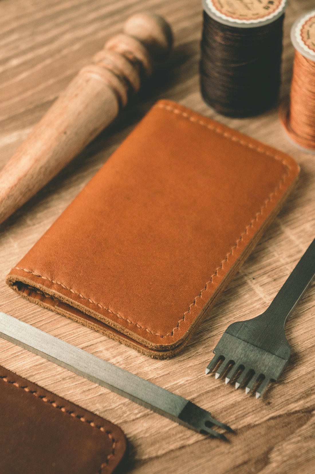 실로 박아 마감한 갈색 가죽 지갑