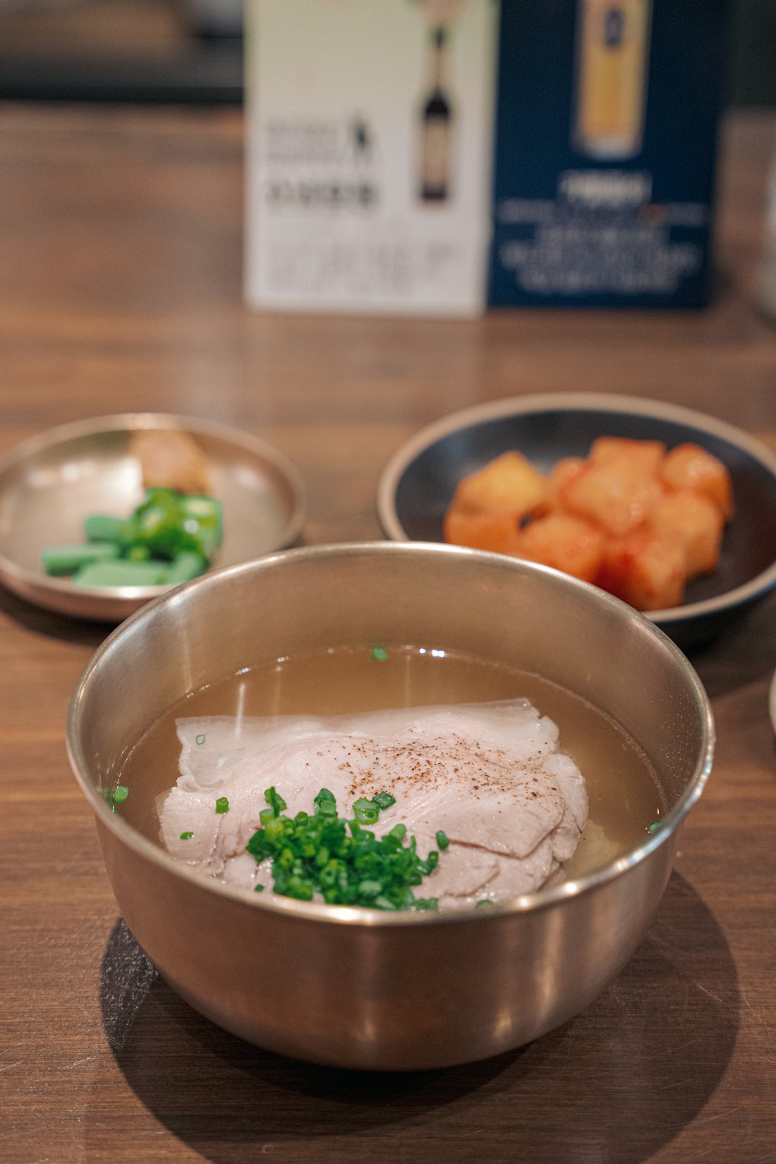 깍두기를 곁들인 국밥 한 그릇