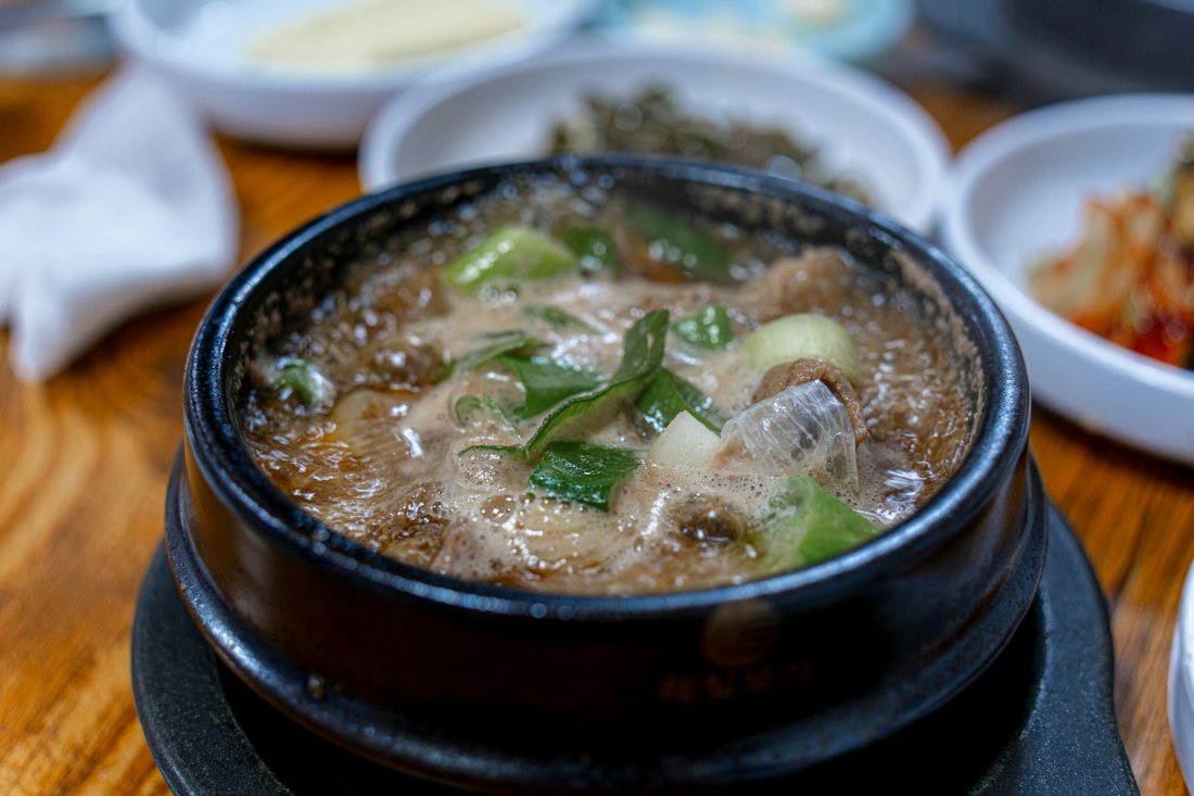 뚝배기에 담아 낸 국밥과 반찬