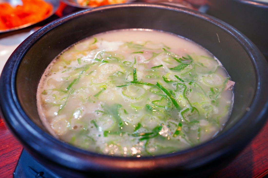 김이 오르는 국밥 한 그릇